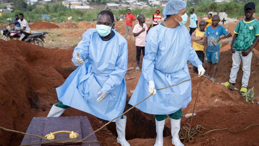 Personal médico con trajes de bioseguridad atiende la epidemia de ébola en la RD Congo