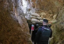 Intervención de las fuerzas de seguridad contra la minería ilícita Agentes policiales durante las operaciones contra la minería ilegal en Camilo Ponce Enríquez en la provincia de Azuay.