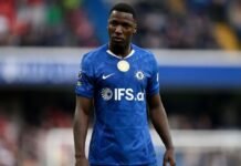 Moisés Caicedo salió lesionado del partido entre Chelsea y Brighton en Moisés Caicedo