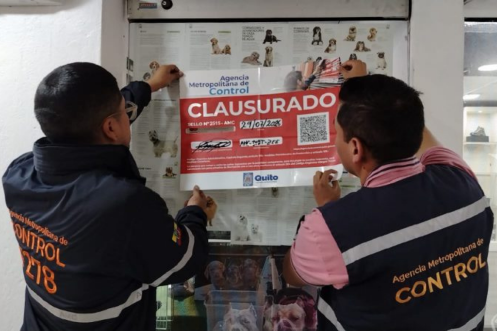 Funcionarios de la AMC colocan sello de clausura en local por venta ilegal de animales silvestres en Quito