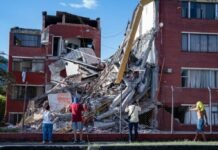 ¿Puede ocurrir un terremoto en Ecuador tras los sismos de Colombia y Venezuela? Personas trabajan en labores de rescate en edificación colapsada por terremoto de magnitud 7,4 en Cali, Colombia — ilustración sobre actividad sísmica y riesgo en Ecuador