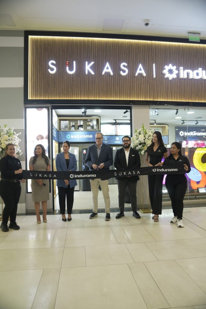 Fachada e interior del nuevo Showroom Indurama en Guayaquil, inaugurado en Mall del Sol en alianza con Sukasa, agosto de 2026.