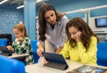 Evaluar en la era de la inteligencia artificial: el aprendizaje va más allá del resultado final Estudiante analizando información con evaluar en la era de la inteligencia artificial.