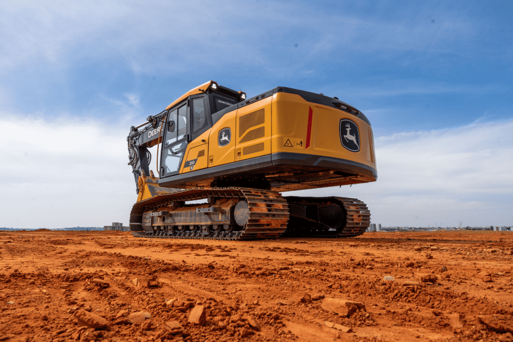 Nueva generación de excavadoras DEX de John Deere, modelo 210 P, 230 P y 260 P, en sitio de obra con tecnología y cabina intuitiva