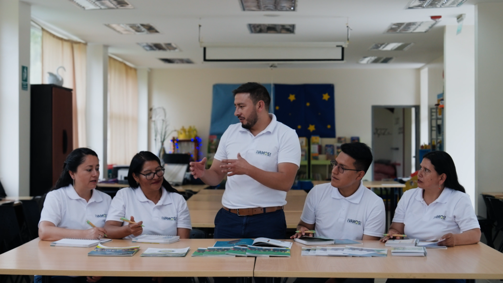 Docentes en el aula donde **VAMOS en Acción: convocatoria nacional reconoce las prácticas que transforman la educación técnica agropecuaria en Ecuador