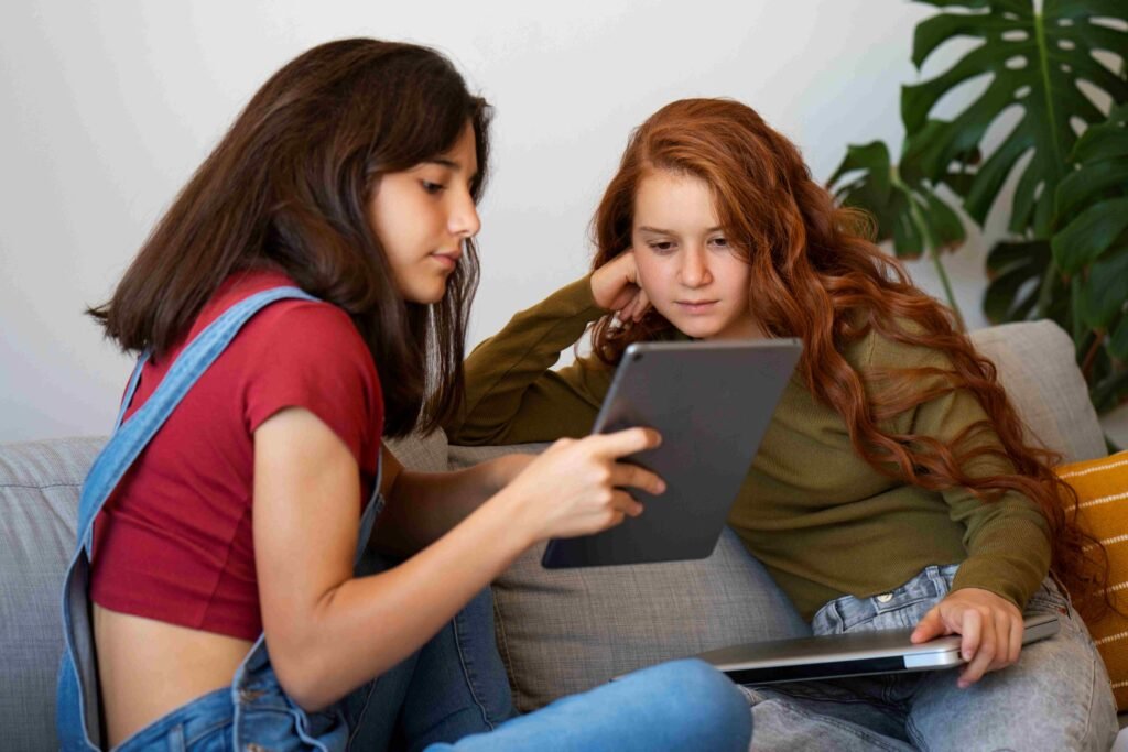 Análisis sobre cómo las redes sociales transforman la construcción de identidad en las niñas de la Generación Alpha frente a la alfabetización mediática.