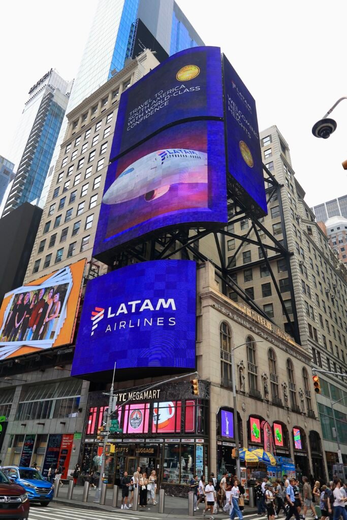 Pantalla gigante con la campaña publicitaria de LATAM en Times Square, Nueva York.