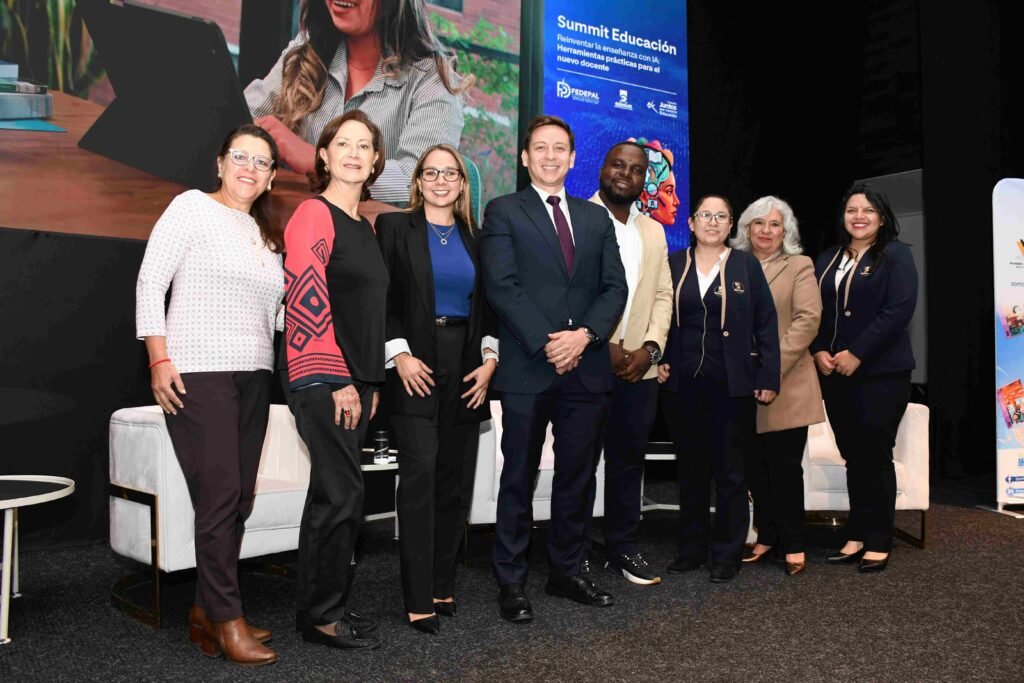Summit Educación UNIR reúne a más de 300 docentes en Quito para analizar el uso de inteligencia artificial.