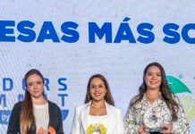 Banco Internacional reconocido por su contribución a los Objetivos de Desarrollo Sostenible (ODS) Representantes corporativos recibiendo el reconocimiento a Banco Internacional por su aporte a los ODS en Guayaquil.
