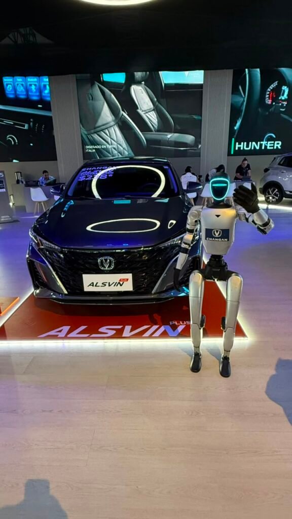 Alsvin Plus de Changan llega al Autoshow junto a Chang, el robot inteligente que atrae visitantes y presenta la propuesta de movilidad de la marca.
