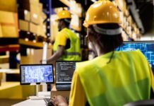 Tecnología, datos y talento: las claves de la Logística 4.0 que impulsa la competitividad empresarial en Ecuador Operarios gestionando datos y procesos automatizados que reflejan la Logística 4.0 en la competitividad empresarial en Ecuador.