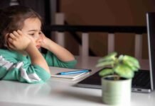 Alrededor de 1 de cada 20 adolescentes presenta riesgo de dependencia de la IA en el ámbito académico Estudiante preocupado frente a una computadora analizando los riesgos de la dependencia de la IA en sus tareas.
