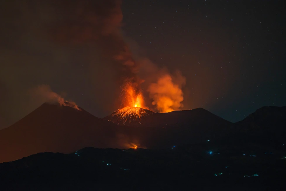 Actividad eruptiva en el monte Etna, flujos de lava por sus laderas, vista desde Mareneve cerca de Catania, Italia, 13 de agosto de 2026., dónde falleció un turista