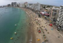 Ecuador reduce el IVA al 8% para el feriado de agosto impulsando el turismo nacional Turistas en un destino nacional en un escenario donde Ecuador reduce el IVA al 8% para el feriado de agosto