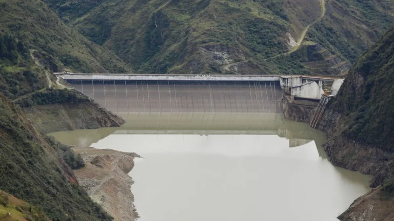 Vista aérea de las instalaciones y represa de la central hidroeléctrica Mazar en Ecuador