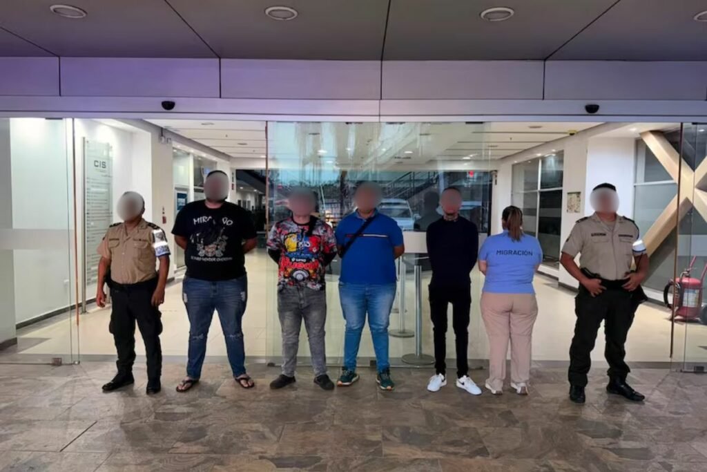 Sala de inadmitidos del aeropuerto donde permanecen los repartidores venezolanos en Ecuador bajo custodia policial