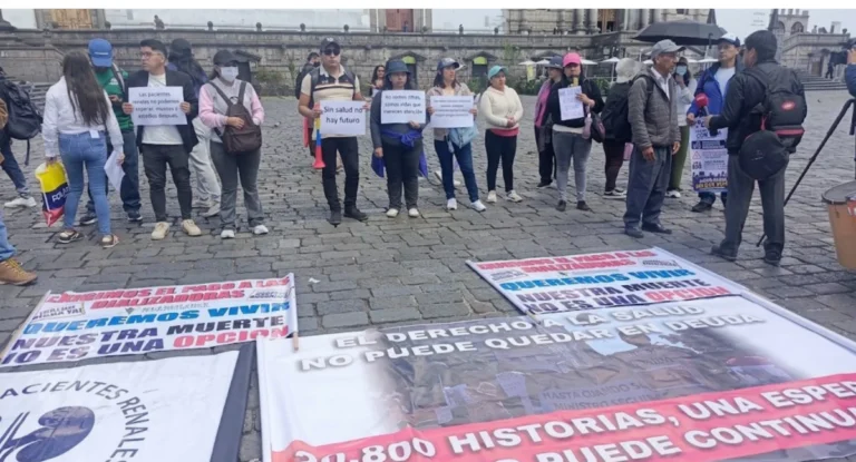 Pacientes de diálisis protestan en Quito y exigen insumos al Gobierno