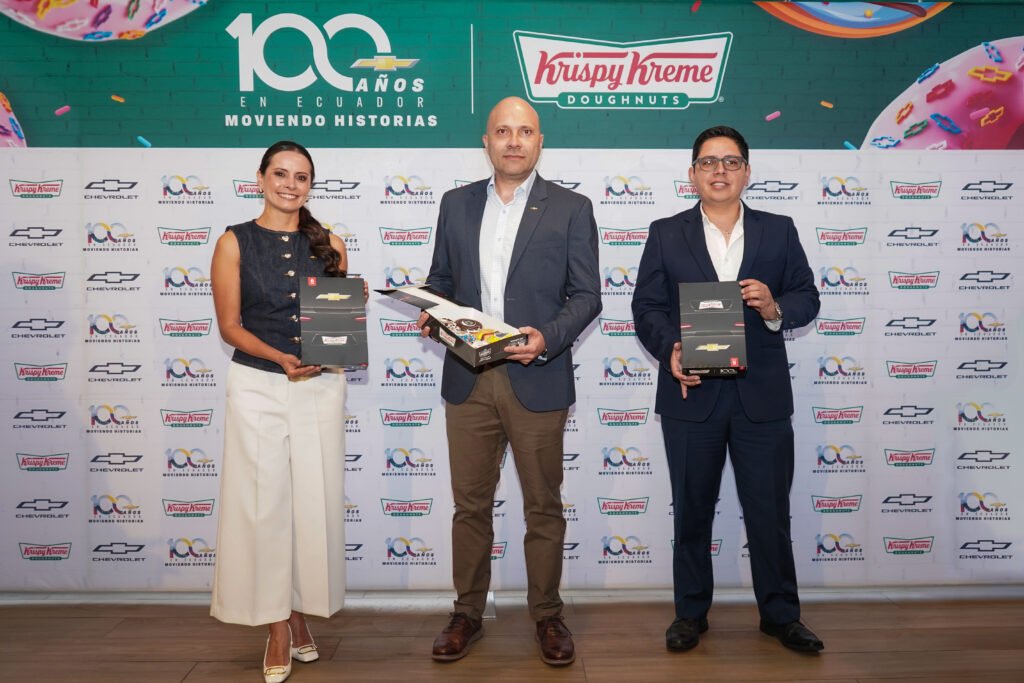 Chevrolet celebra 100 años en Ecuador con una colección limitada de donas junto a Krispy Kreme. Conoce las ciudades, sabores y fechas de disponibilidad.
