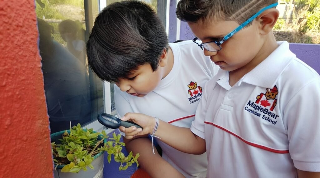 Estudiantes escolares durante el aprendizaje del inglés en un aula interactiva.