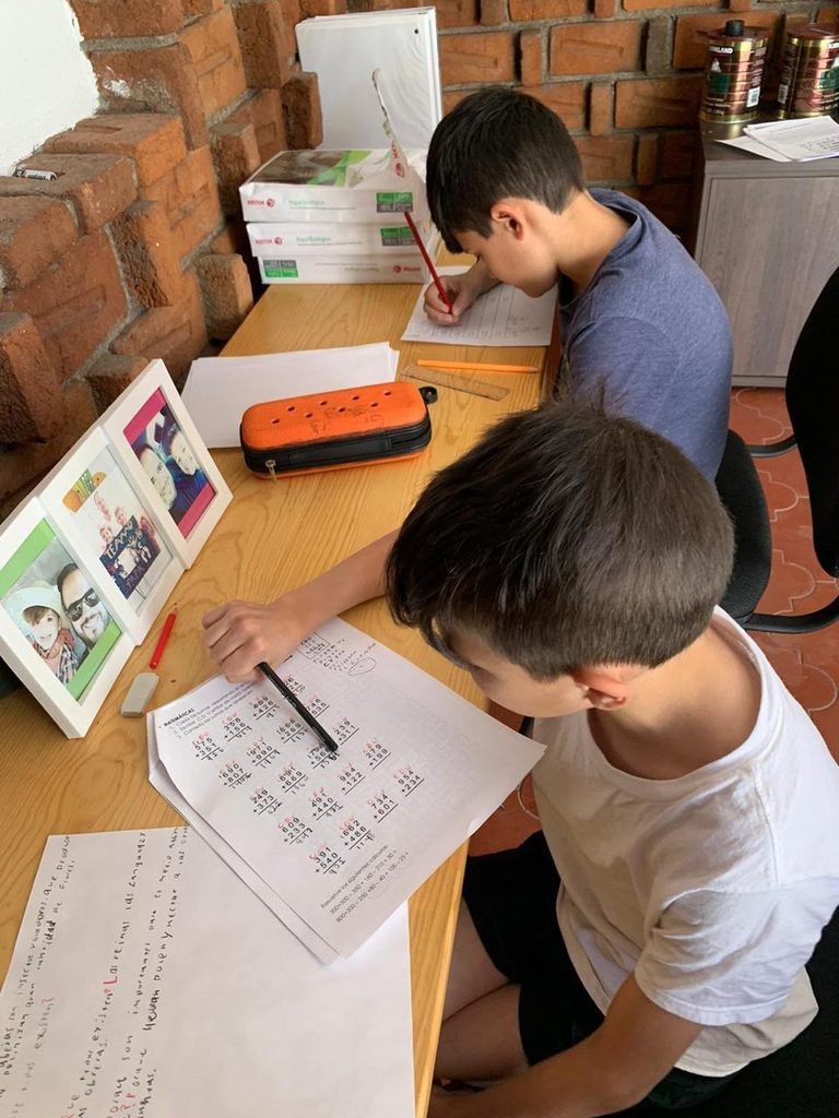 Estudiantes escolares durante el aprendizaje del inglés en un aula interactiva.