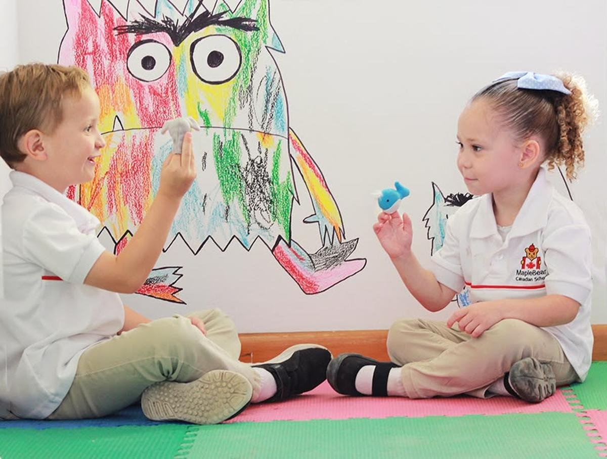 Estudiantes escolares durante el aprendizaje del inglés en un aula interactiva.