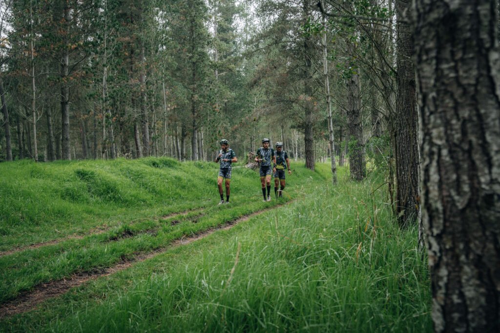 Atletas compitiendo en la disciplina de trail running durante una válida de El Reto Novopan.