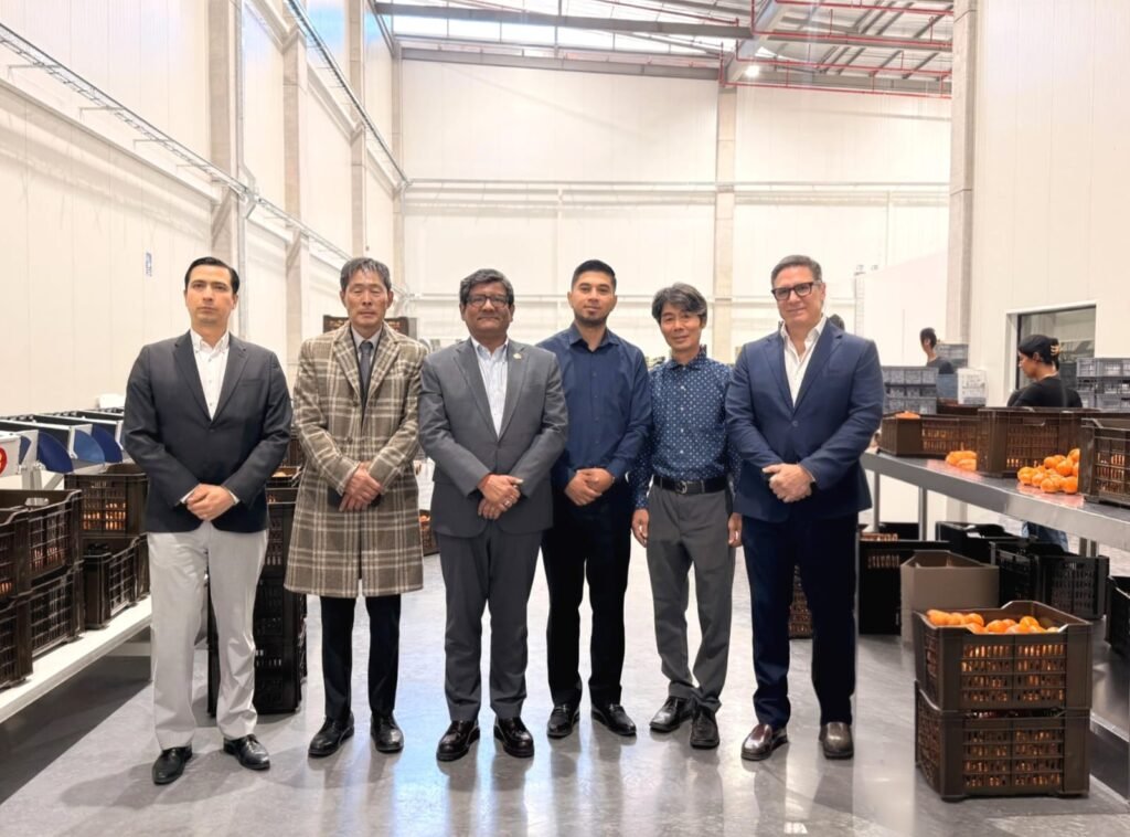 Ministro Luis Alberto Jaramillo durante su visita a Itulpark para conocer la infraestructura logística Ecuador.