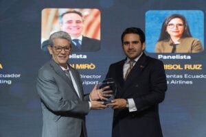 Entrega del premio por el liderazgo en sector automotriz a directivos de Aymesa en EXPOCONECTA.