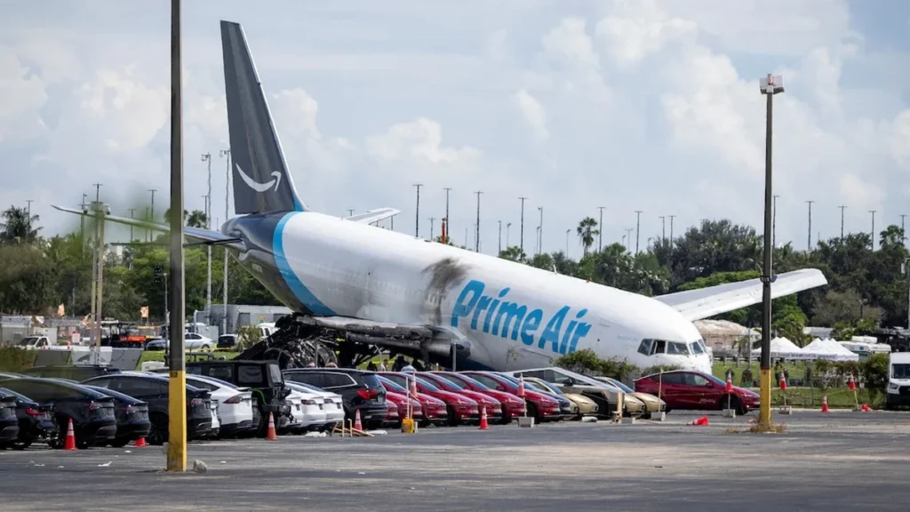 Avión de carga siniestrado e investigación pericial en el aeropuerto de Miami