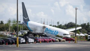 Avión de carga siniestrado e investigación pericial en el aeropuerto de Miami