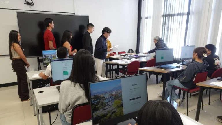 Estudiantes universitarios y de institutos técnicos en aula de clases en Ecuador