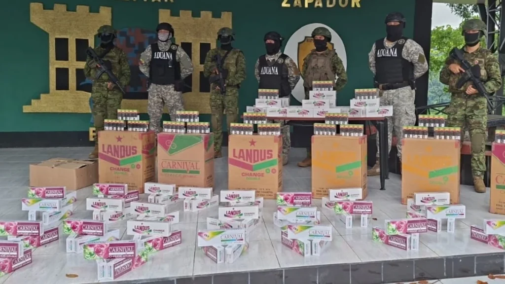 Cigarrillos extranjeros de contrabando decomisados en bus en Quito