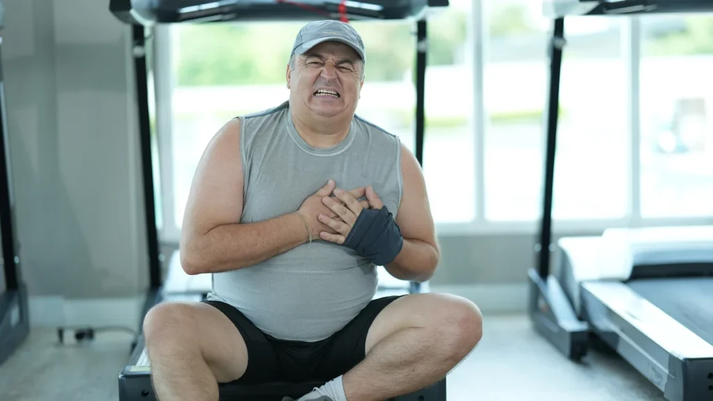 Médico realizando consulta sobre factores de riesgo cardiovascular