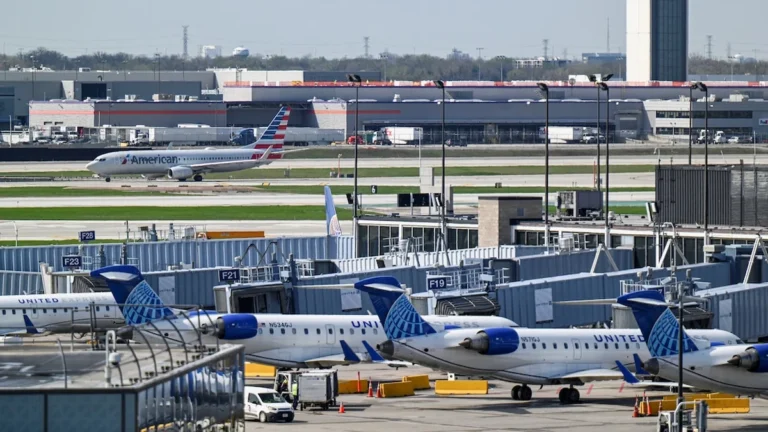 Aviones comerciales alineados en la pista de un aeropuerto en Estados Unidos