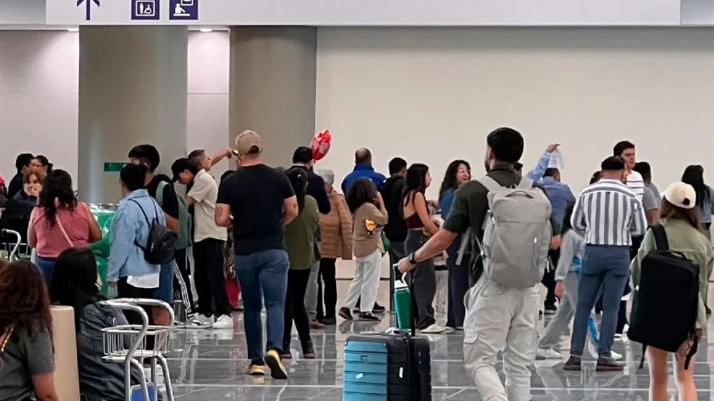 Pasajeros en la terminal del Aeropuerto Internacional Mariscal Sucre de Quito