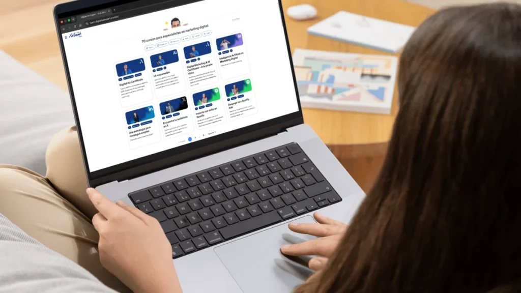 Estudiante usando la plataforma Digital Ad Expert en una laptop