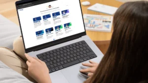 Estudiante usando la plataforma Digital Ad Expert en una laptop
