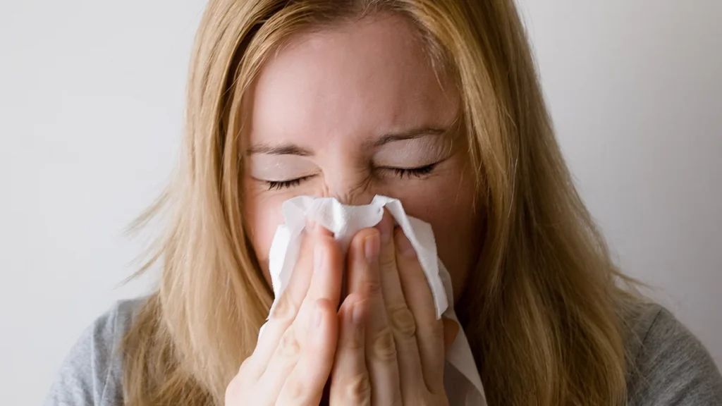 Médico preparando vacuna preventiva contra virus respiratorios