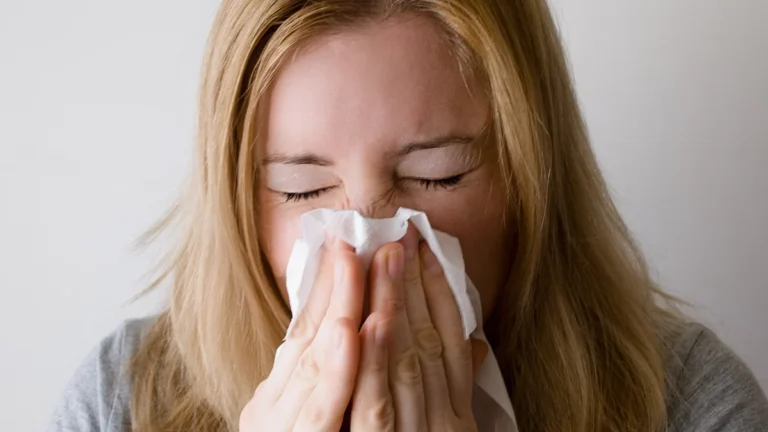 Médico preparando vacuna preventiva contra virus respiratorios