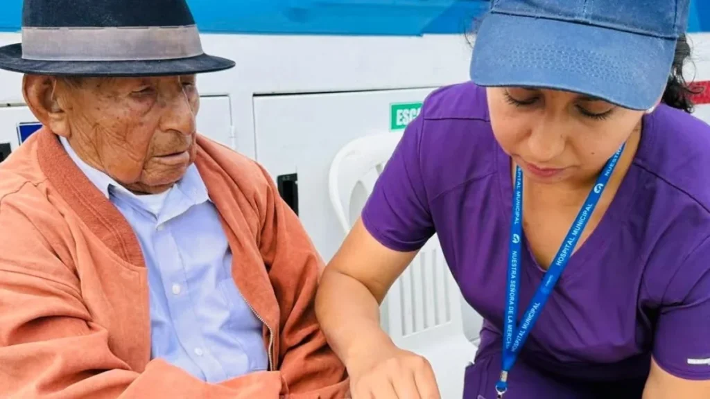 Brigada medica municipal atendiendo a usuarios en Ambato