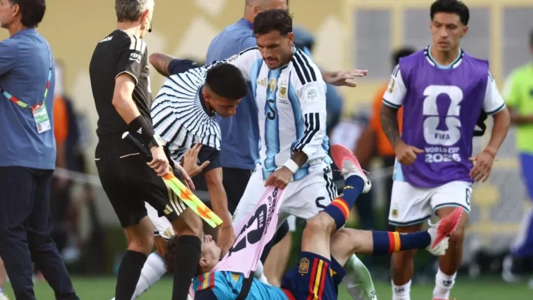 Jugadores de la Selección Argentina celebrando en el campo de juego tras un partido oficial
