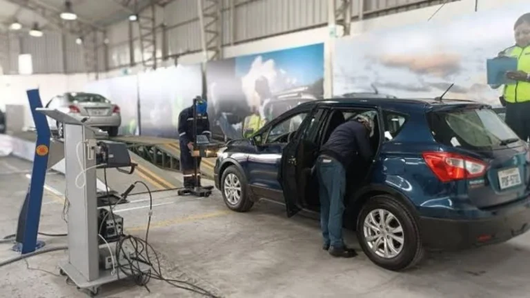 Línea de inspección técnica vehicular en el Centro Bicentenario de Quito