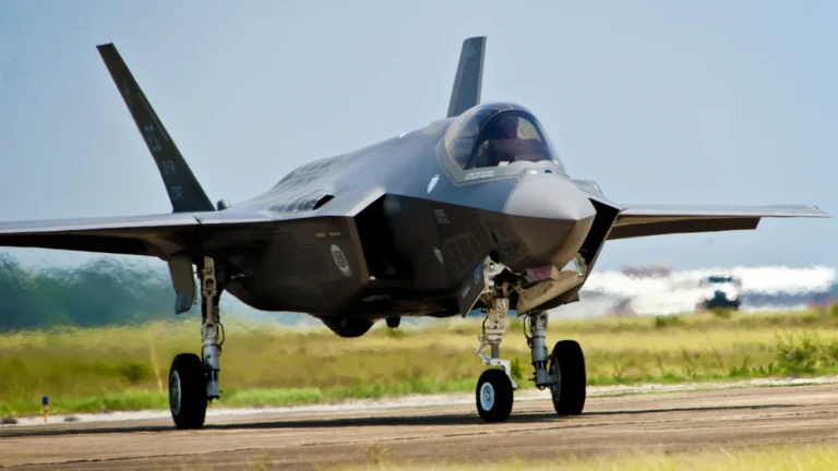Caza F-35 de la Fuerza Aérea de Estados Unidos en pista de rodaje