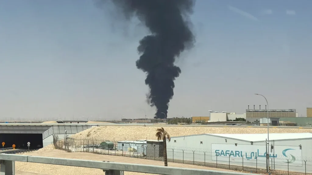 Columnas de humo y operativo de seguridad en el aeropuerto de Riad