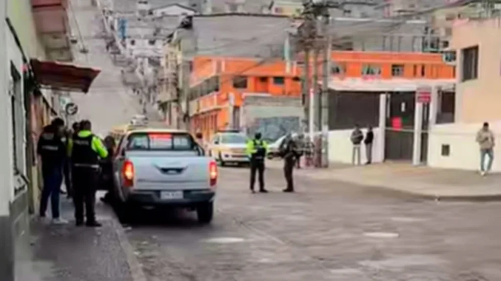 Zona acordonada en los exteriores del centro comercial El Recreo en Quito