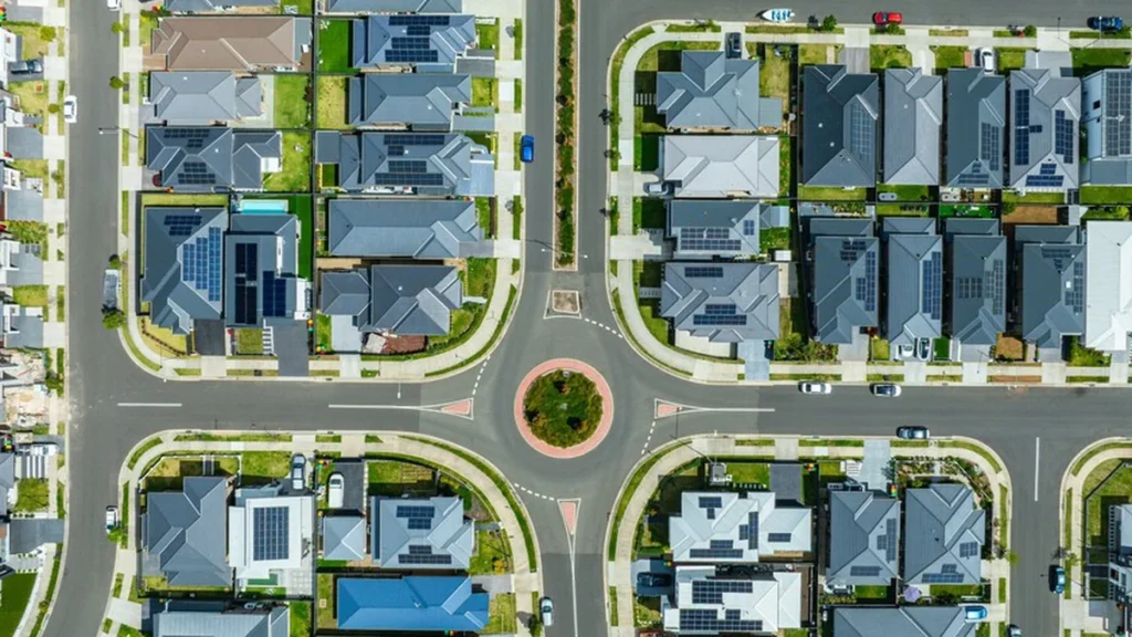 Paneles solares residenciales instalados en los techos de viviendas suburbanas en Australia