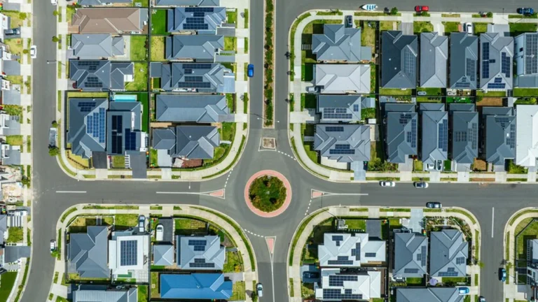 Paneles solares residenciales instalados en los techos de viviendas suburbanas en Australia