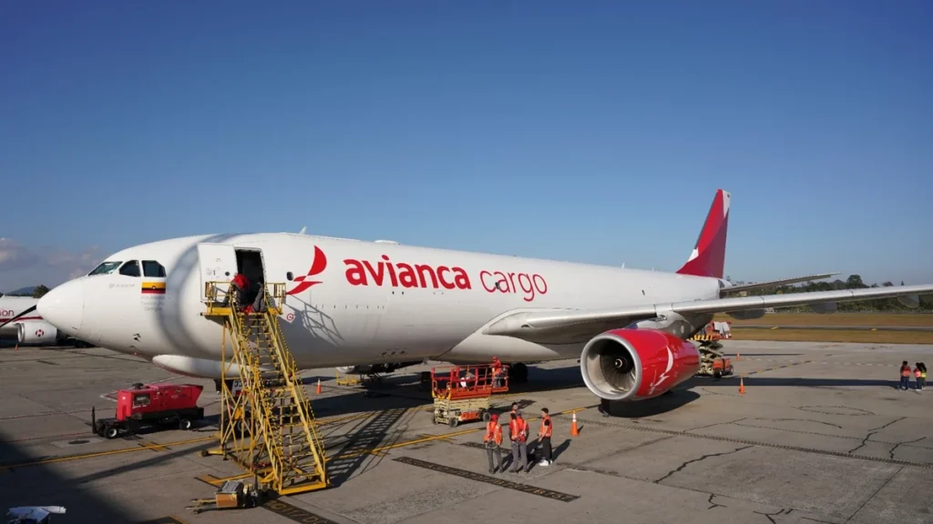 Aeronave de carga de Avianca Cargo en pista