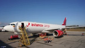 Aeronave de carga de Avianca Cargo en pista