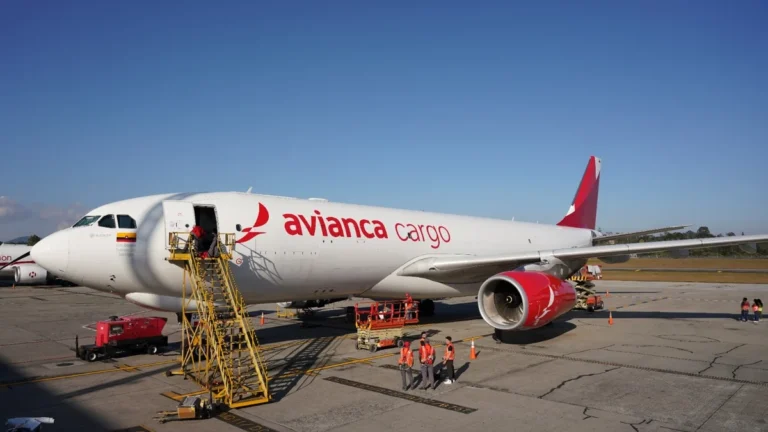 Aeronave de carga de Avianca Cargo en pista